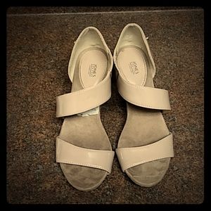 Size 5 JONES NEW YORK nude patent lthr wedge heels